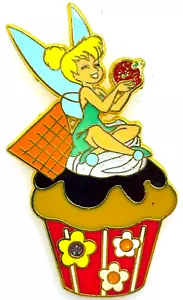 2011 - Prendedor comercial Disneyland París - Tinker Bell Cupcake / Peter Pan - Imagen 1 de 2