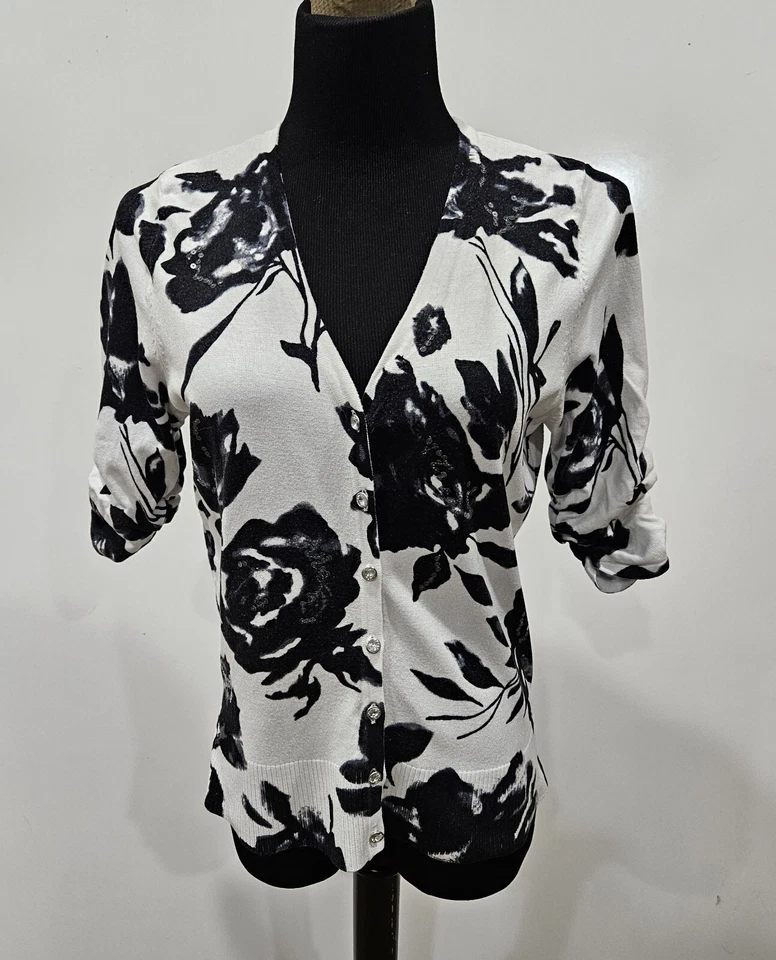 Cárdigan INC International Concepts Blanco Negro Floral Joya Abotonada Mediano  Foto 1 de 4