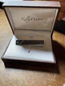 Krawattennadel Vintage Kelly Waters im Originalkarton Dose Gravur - Bild 1 von 5