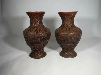 Antiguo par chino de laca de cinabrio tallada a mano en jarrones de latón Foto 1 de 4