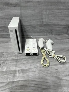 Nintendo Wii RVL-001 Console Bundle Tested 2 Remotes 2 Nunchuks Complete - Picture 1 of 5