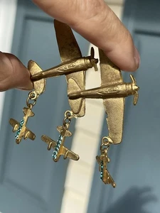 Vintage Brosche Flugzeug Plane Pilot Jet goldfarben blau Strass baumeln - Bild 1 von 13