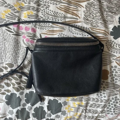 Bandolera de cuero negro KARA New York Foto 1 de 4