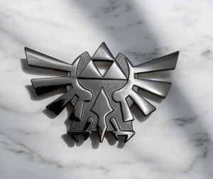 The Legend Of Zelda Hylian Crest Triforce Lapel Pin 2017 Nintendo Black - Picture 1 of 6