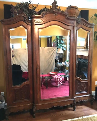 Armario antiguo: estilo Luis XV tallado en nogal con puertas espejadas biseladas  Foto 1 de 4