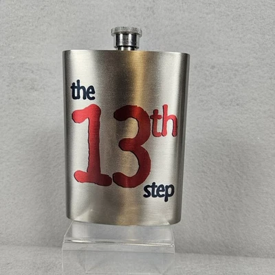 Frasco de metal The 13th Step. Divertido alcohol ofensivo para fiesta  Foto 1 de 4