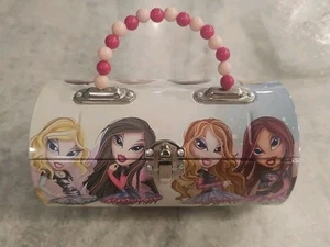 Bratz Blechdose Geldbörse mit Griff Lunchbox MGA Entertainment Rarität Top Zustand  - Bild 1 von 8