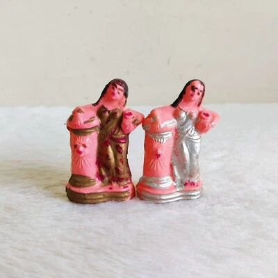1950s Vintage Ancien Coloré Plastique Femmes Tenant Cruche Hochet 2 Pcs TOY106 - Photo 1/4