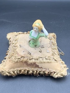 Viktorianisches Porzellan Halb/Figur Nadelkissen.  6“ X 6“ @ Base - Bild 1 von 4