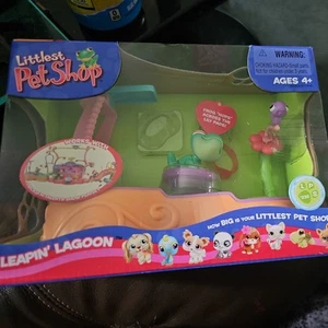 Jahr 2006 Littlest Pet Shop LPS Set - LEAPIN' LAGOON mit Frosch #236 und Schutzbrille - Bild 1 von 2