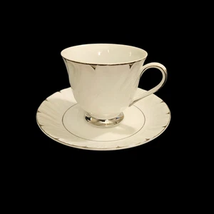 Juego de 3 juegos de tazas y platillos Heirloom Fine China 3512 Japón blanco plata adorno - Imagen 1 de 5