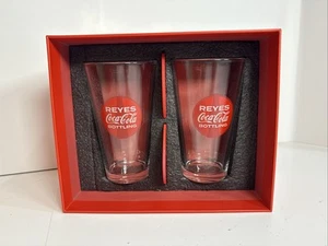 REYES COCA-COLA 16 OZ GLAS TASSEN und Untersetzer SET (2) Neu im Karton Abfüllung - Bild 1 von 4