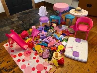 Grande Lote de Móveis Genuínos para Casa de Brincadeiras da Barbie ~ Acessórios ~ Sapatos ~ Comida e Mais! - Imagem 1 de 4