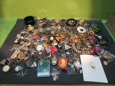 schönes Konvolut Modeschmuck - Ketten,  Armbänder, Ringe, Ohrringe usw. - Bild 1 von 4