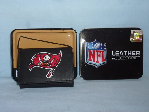 TAMPA BAY BUCCANEERS   embroidered  Leather TriFold Wallet    NIB    black Cover