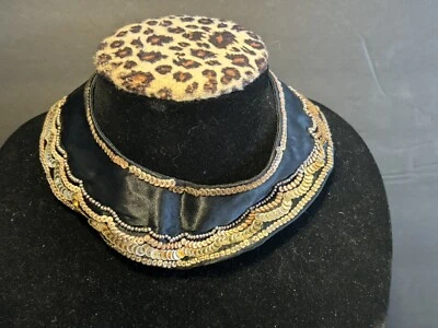 Cuello falso vintage para mujer negro satinado con lentejuelas doradas hecho en Francia Foto 1 de 4