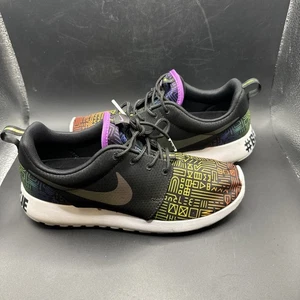 Scarpe sneakers Nike Roshe One QS Be True nere multicolore taglia 6 808715-006 usate in ottime condizioni - Foto 1 di 9