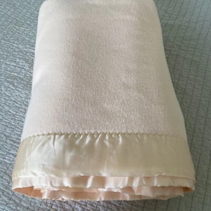 Vintage Acryl Satin Trim Rosa Decke Hergestellt in den USA 87”x85” - Bild 1 von 11