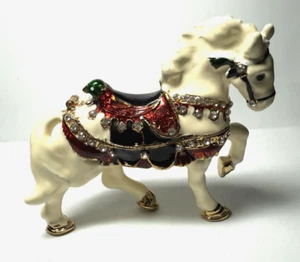 CAJA BARATIJA ESMALTADA CON BISAGRAS CON JOYAS CABALLO BLANCO - PEDRERÍA - METAL - USADA - Imagen 1 de 12