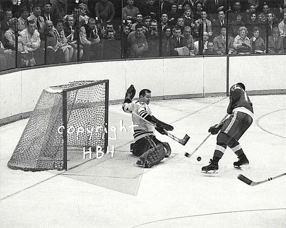 Foto en blanco y negro de los Chicago Blackhawks de Glenn Hall en acción 1965  Foto 1 de 1