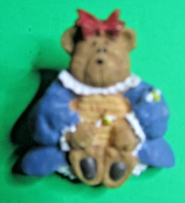 98 DIANNA MARCUM 1" RED BOW BEAR w/HONEY BEES PLASTIC APPLIED SHANK BUTTON-E520 - Image 1 of 2