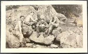Foto instantánea ~ Sexy ejército sin camisa de la Segunda Guerra Mundial hombres sentados en rocas comiendo fruta - Imagen 1 de 3
