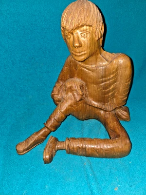 Arte popular de madera tallado a mano firmado y fechado artista local hombre sentado con perro Foto 1 de 3