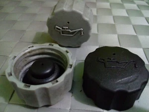 A-108 PEUGEOT RIEJU DAELIM DERBI HONDA KYMKO TAPON DEPOSITO ACEITE OIL TANK CAP - Picture 1 of 1