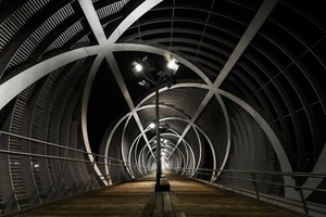 Fotokunst Fototapete - MODERNE BRÜCKE - (6632) - VLIES - Tapete - Straße Laterna XXL - Bild 1 von 1
