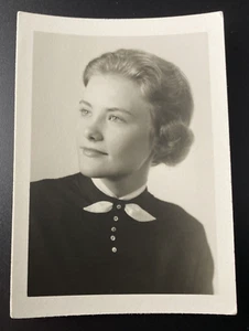 Foto original vintage de retrato de mujeres jóvenes de la década de 1950 dama niña P15zb11 - Imagen 1 de 7