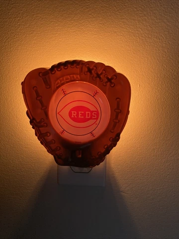 VINTAGE Cincinatti Reds BASEBALL GLOVE NIGHT LIGHT (1993) Cover