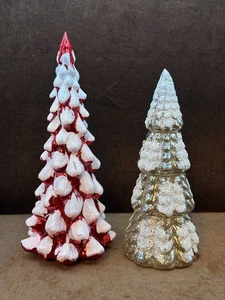 2 beflockte beleuchtete Kunststoff Winter Urlaub Weihnachten Tischplatte Baum 10" & 8,5" hoch - Bild 1 von 13