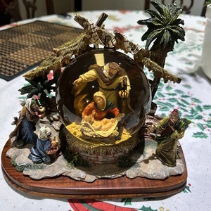 Belén Globo de Agua Musical Away In A Manger Navidad Probado De Colección 8”x10” - Imagen 1 de 12