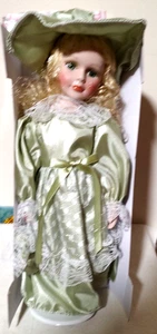* NEU IM KARTON VINTAGE J MISA COLLECTION PORZELLANPUPPE 16 ZOLL GROSS HERGESTELLT IN CHINA - Bild 1 von 6