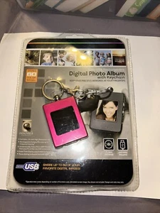 Innovage 8Mb/USB Rechargeable Digital Photo Album with Key Chain - Picture 1 of 4