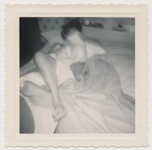 CAMERA SHY LEGGY BAREFOOT FEET WOMAN HIDES FACE Abstract BLURRY LEG MOTION photo - Picture 1 of 1