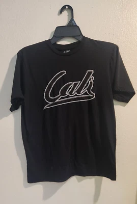 Camiseta Cali Original Deluxe Supply Bordada Color Negro Manga Corta Talla S Foto 1 de 4
