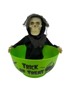 Tazón para servir truco o trato esqueleto animado ojos rojos iluminado, movimiento y frases - Imagen 1 de 7