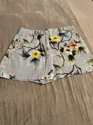 Pantalones Cortos Zara Colección Básica Mujer Medianos Estampado Floral Tiro Alto Bolsillos Informales Foto 1 de 4