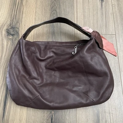 Bolso de Hombro Hobo De Colección Juicy Couture Y2K Cuero Granate Dije Cadena Cartera Usado en Excelente Condición Foto 1 de 4