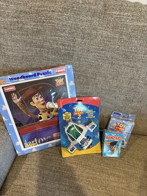 Lote Surtido Toy Story Nuevo Incluye Puzzle, Buzz’s Spaceship, Juego de Cartas Foto 1 de 4