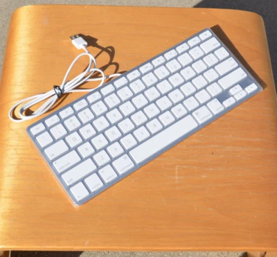 BRAND NEW in SHRINK WRAP Apple A1242 Wired Keyboard with 1 YEAR WARRANTY - Image 1 of 4