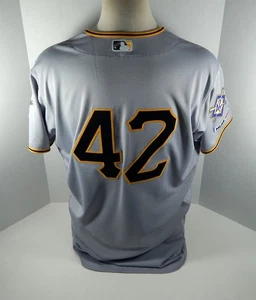 Camiseta deportiva gris emitida por el juego 2019 Pittsburgh Pirates Gregory Polanco #42 Robinson Day - Imagen 1 de 6