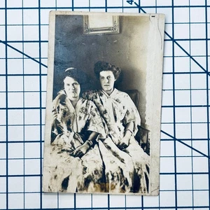 RPPC Vintage Schwarzweiß Foto Postkarte zwei Frauen sitzen Bovee Lansing Mich - Bild 1 von 3