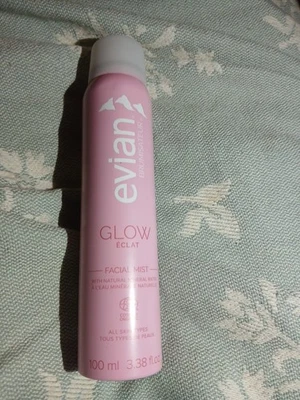 Spray facial de agua mineral natural Evian Glow para todo tipo de piel 3,3 oz Foto 1 de 3