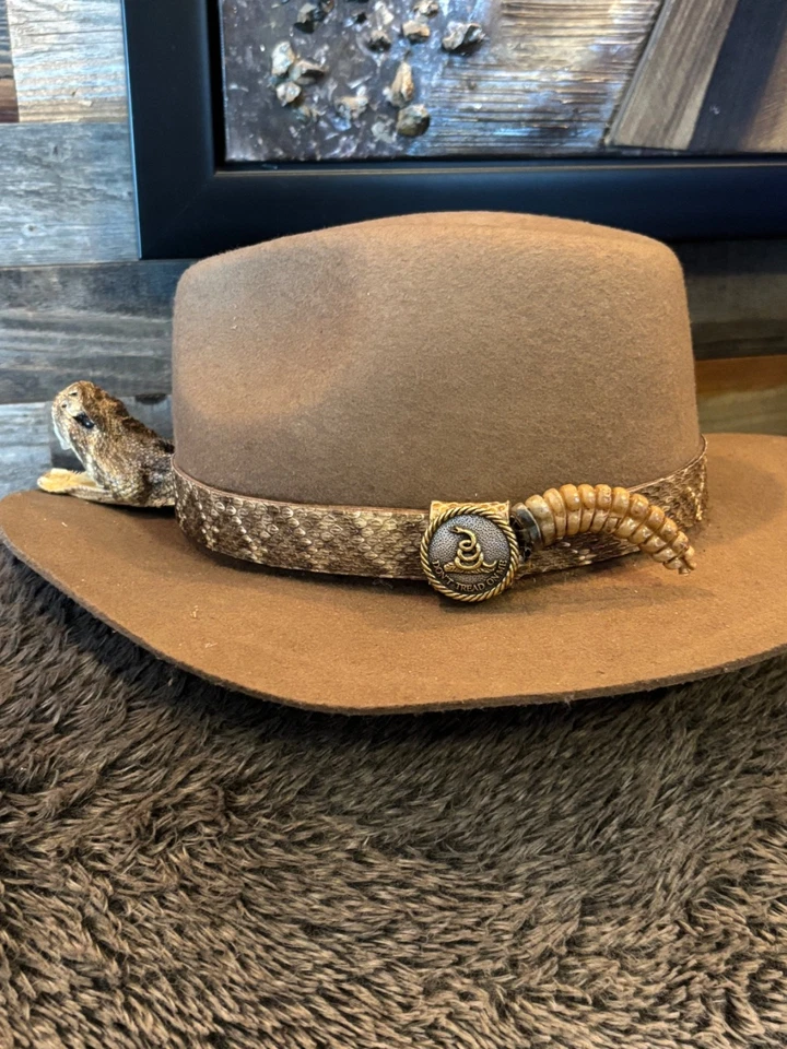 Banda de sombrero de serpiente de cascabel Diamondback real con cabeza y sonajeros. Foto 1 de 4