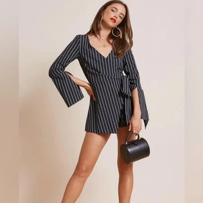 Romper feminino novo com etiquetas Finders Keepers Clearwater preto branco listrado pequeno - Imagem 1 de 4