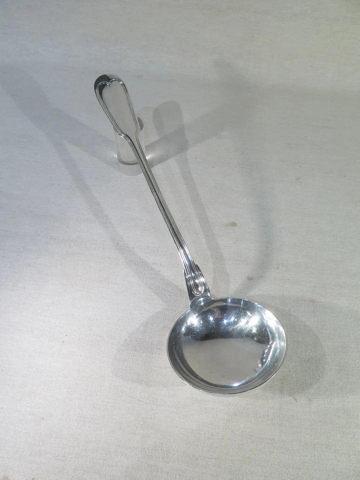 ANCIENNE LOUCHE DE SERVICE DE TABLE EN METAL ARGENTE MODELE AUX FILETS  - Photo 1/1