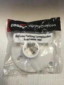 Keyless Plastic Lampholder,No S1174W-SP,  Cooper Wiring Devices Inc (LR-16) - Picture 1 of 2