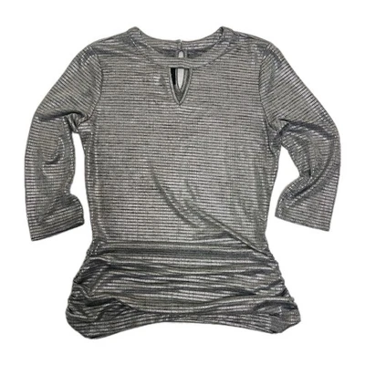 Blusa By & By Metallic feminina média buraco na fechadura gola franzida folha de prata folha de noite - Imagem 1 de 4